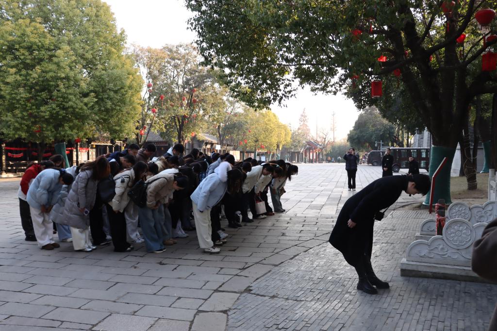 20251217枣庄学院第40期青马学院台儿庄古城红色党性教育工作 (5).JPG