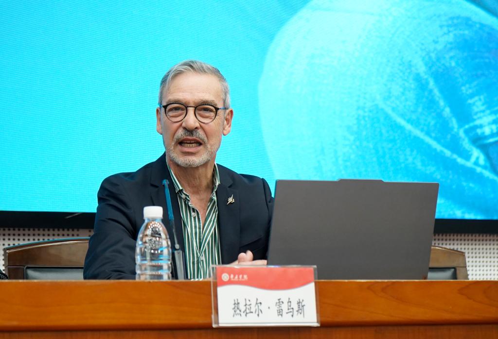 20260928中法学院学术报告-参观-文化交流3.JPG