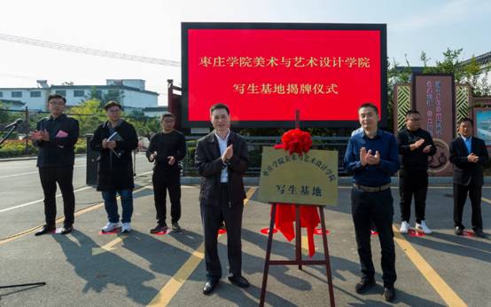 一群人站在路上走描述已自动生成 一群人站在路上走描述已自动生成