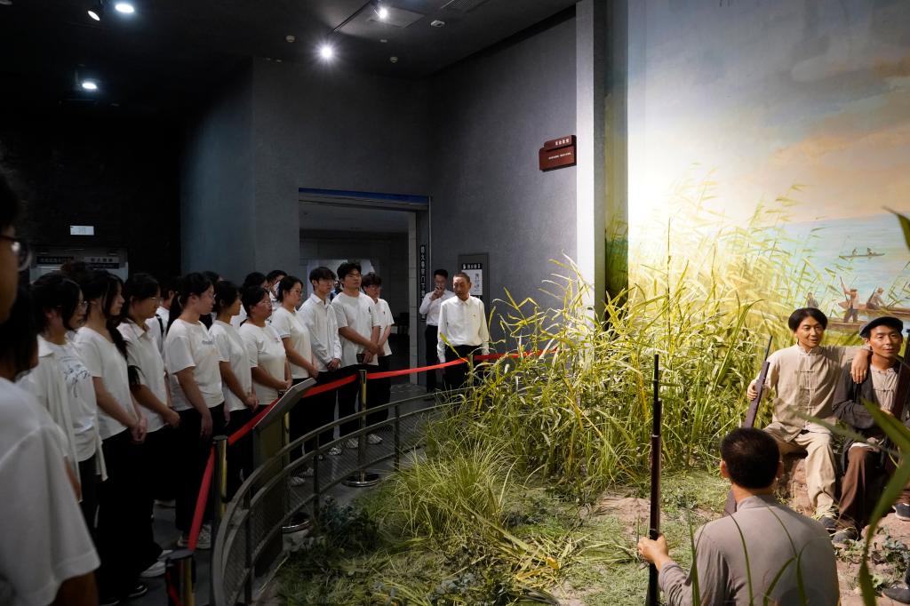 20260930枣庄市大中小学生同上一堂思政大课暨烈士公祭活动15.JPG
