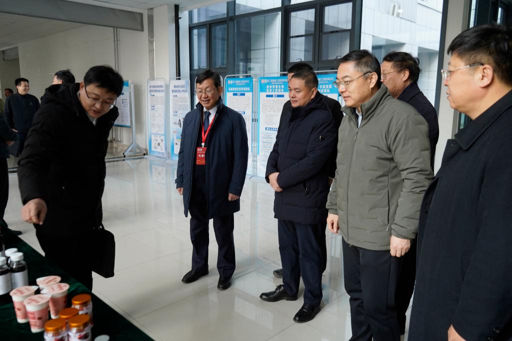 20241220第二届健康工程论坛 部分领导+合影+报告4.jpg