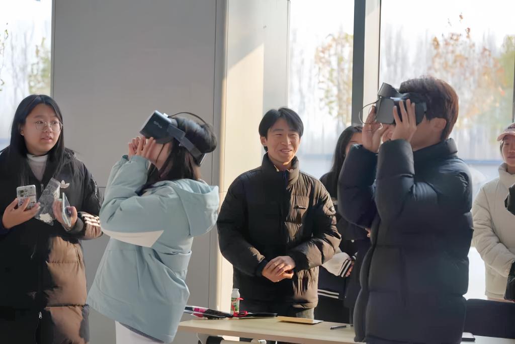 20241211枣庄学院七彩青春班墨创意集市17.JPG