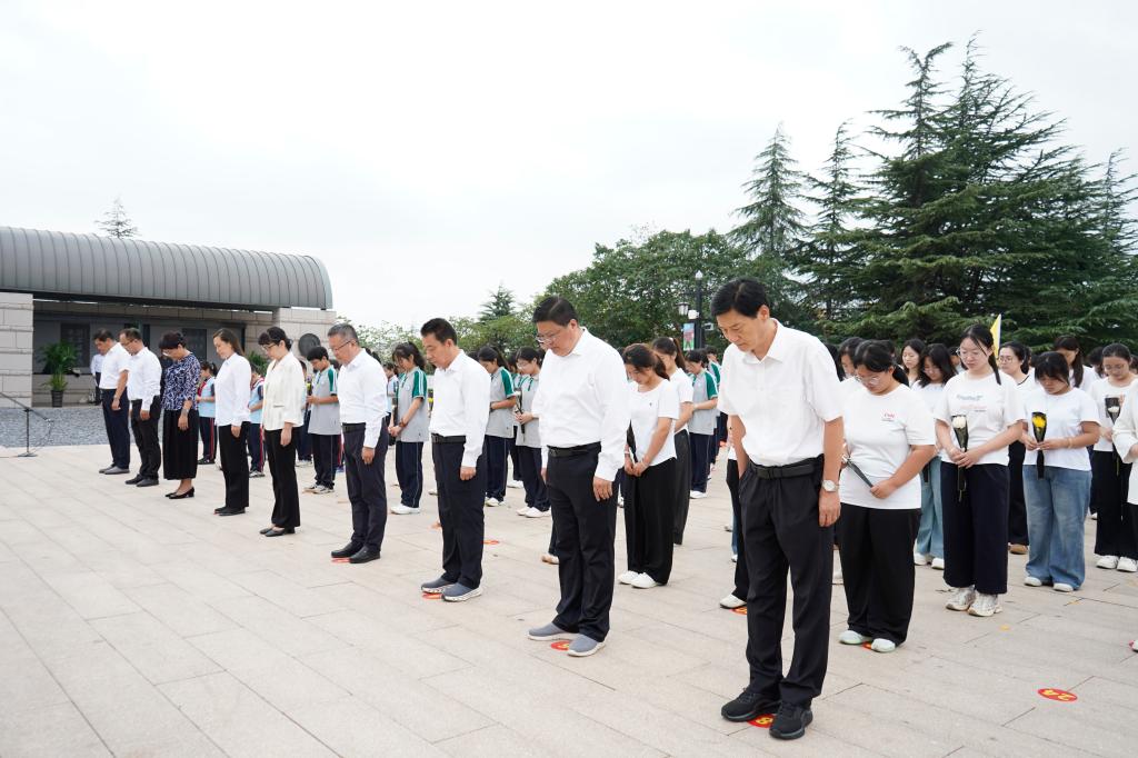 20260930枣庄市大中小学生同上一堂思政大课暨烈士公祭活动3.JPG